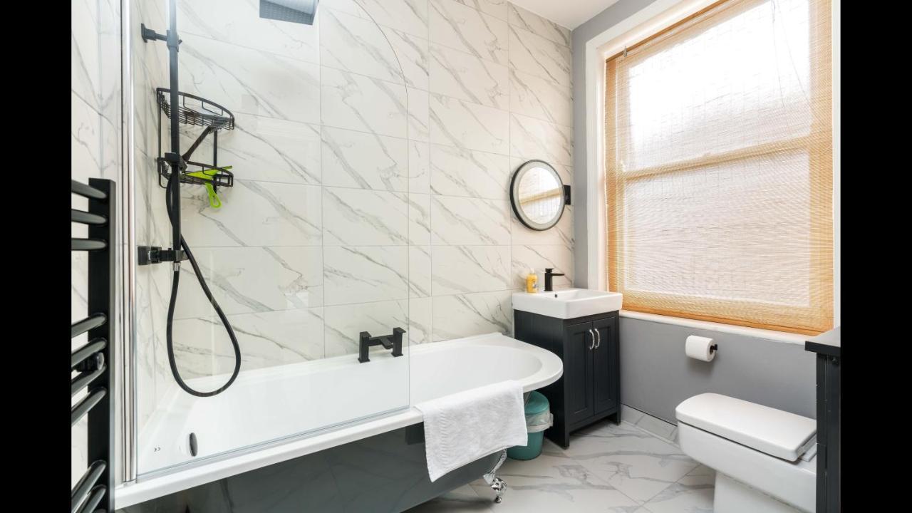 A Lovely, Bright And Airy, 3-bedroom Family Appartement *