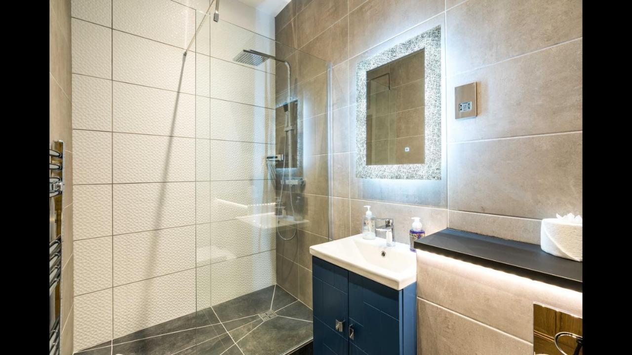 A Lovely, Bright And Airy, 3-bedroom Family