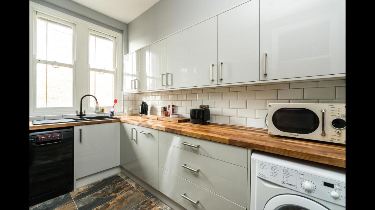 A Lovely, Bright And Airy, 3-bedroom Family Appartement *