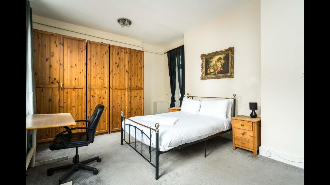 Appartement A Lovely, Bright And Airy, 3-bedroom Family Londen